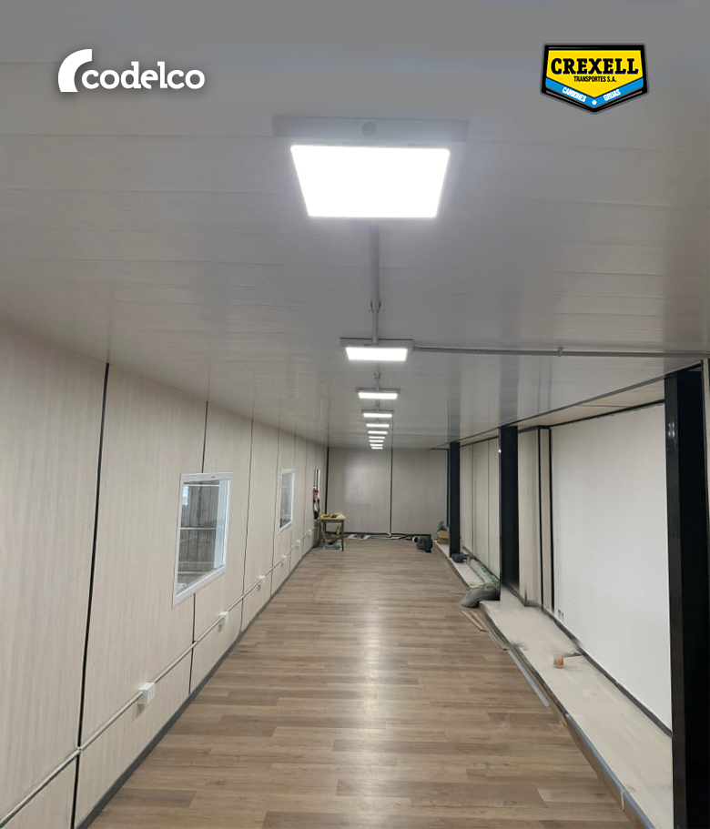 Interior terminado con piso de madera y LED