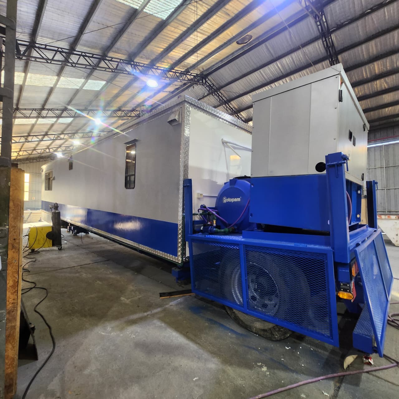 Trailer habitacional autónomo para operaciones de campo