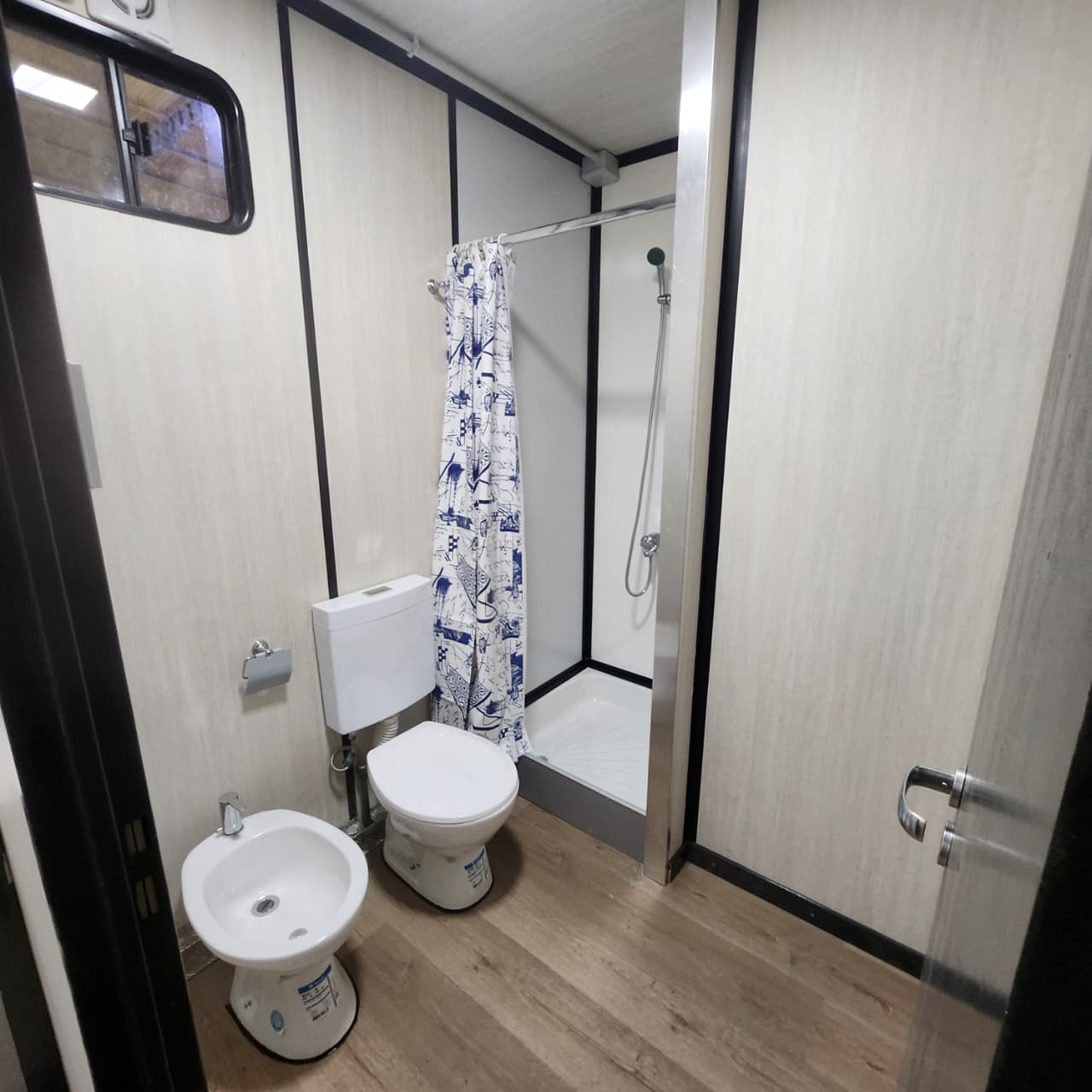 Baño completo con ducha, inodoro y bidet