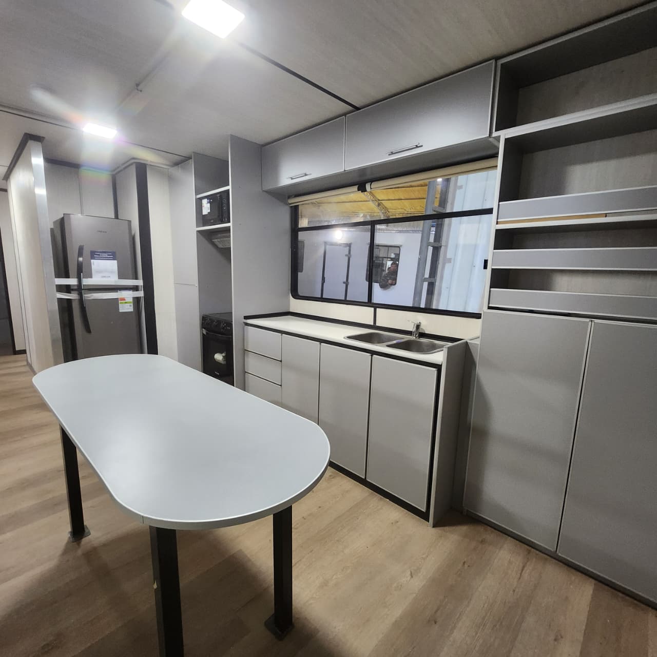Cocina del módulo habitacional con bacha doble de acero y muebles integrados