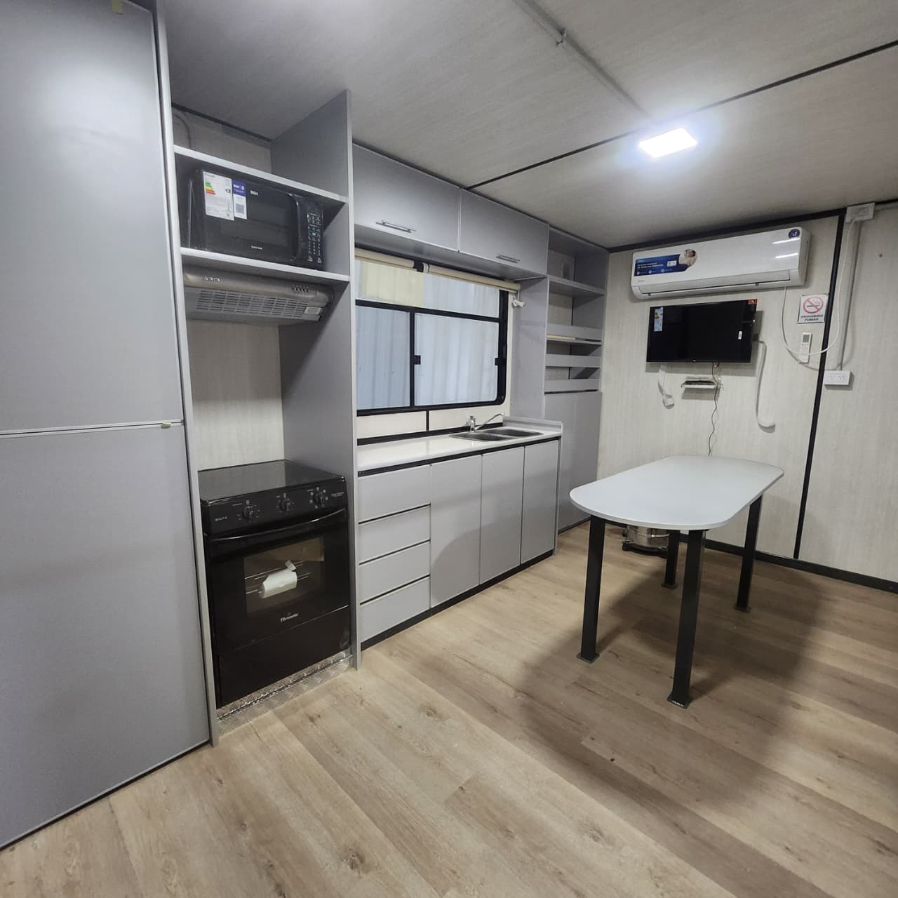 Cocina equipada del trailer habitacional