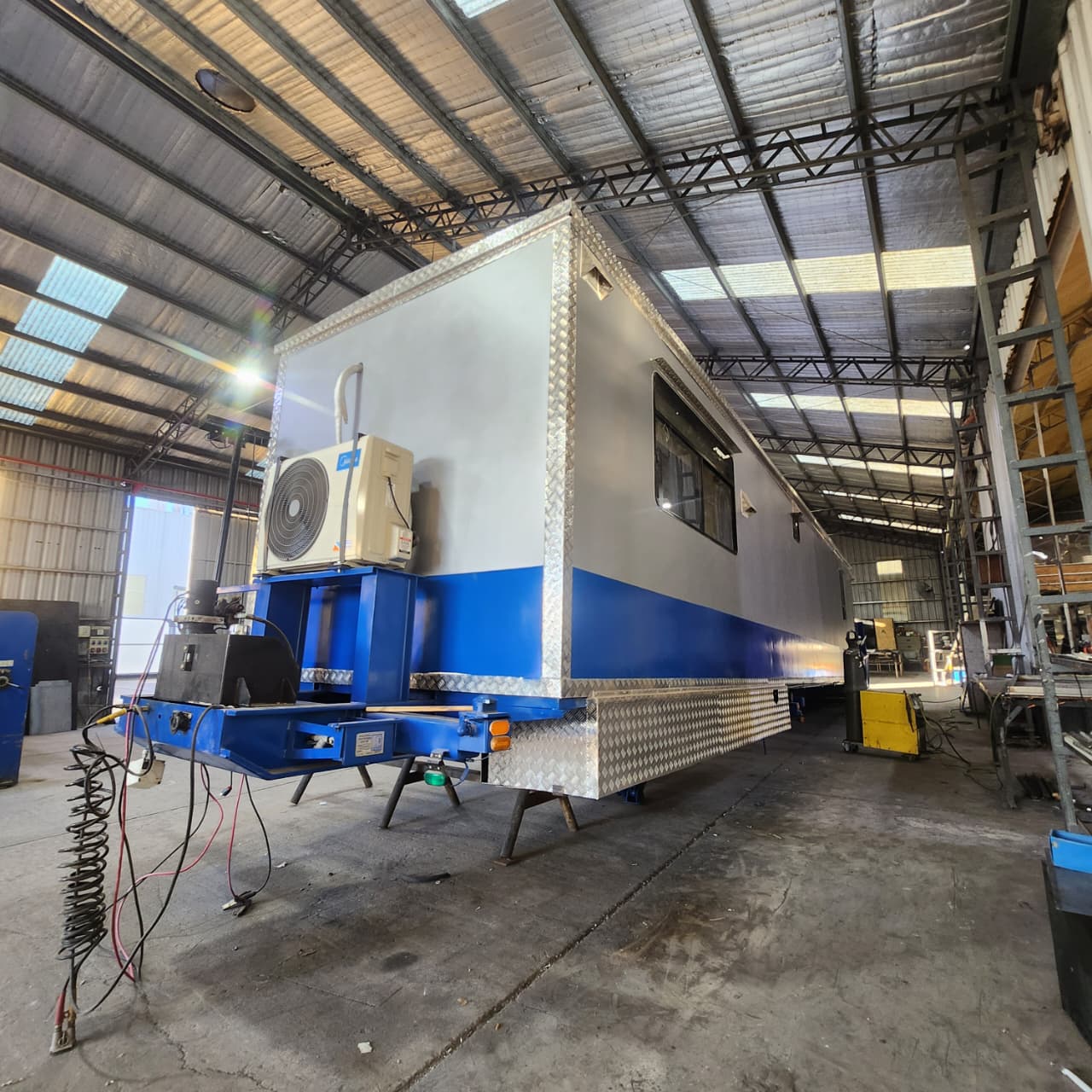 Trailer habitacional autoportante sobre chasis rodante con aire acondicionado exterior