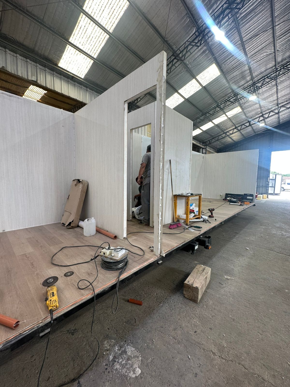 Trailer autoportante - Interior en construcción